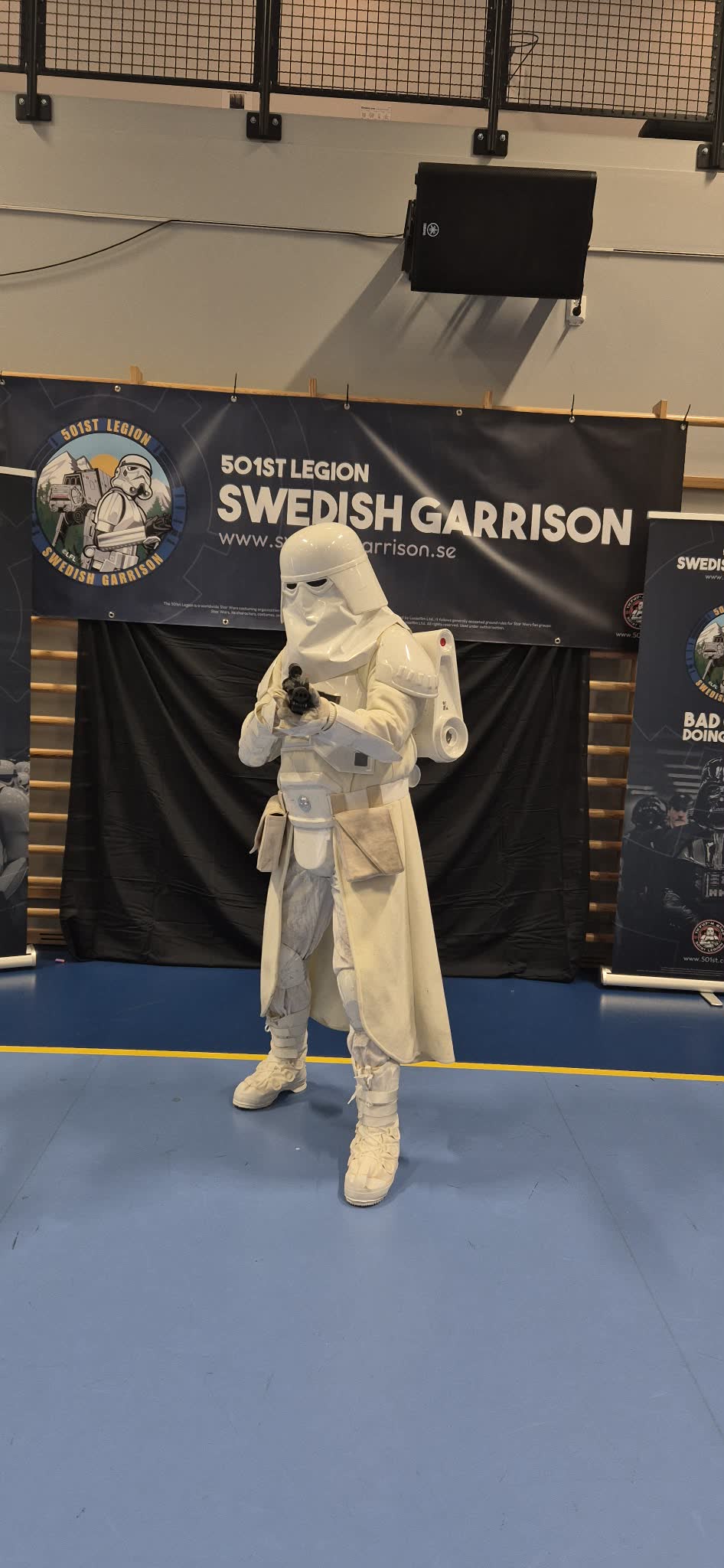 Snowtrooper posing with a blaster in front of the 501st Legion Swedish Garrison banner at Nordloppis 2026