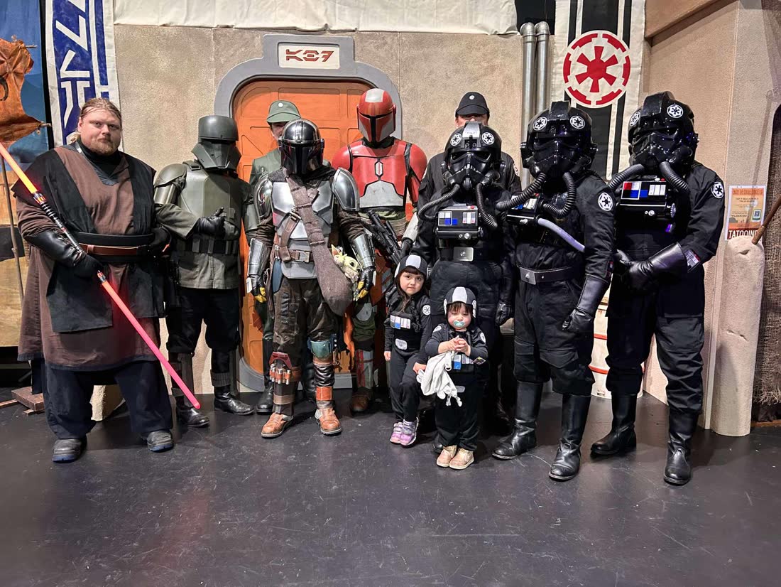 Group troop photo at Nordsken vinter 2024, including a scout trooper, a Mandalorian, an ICAT driver, and several TIE pilots